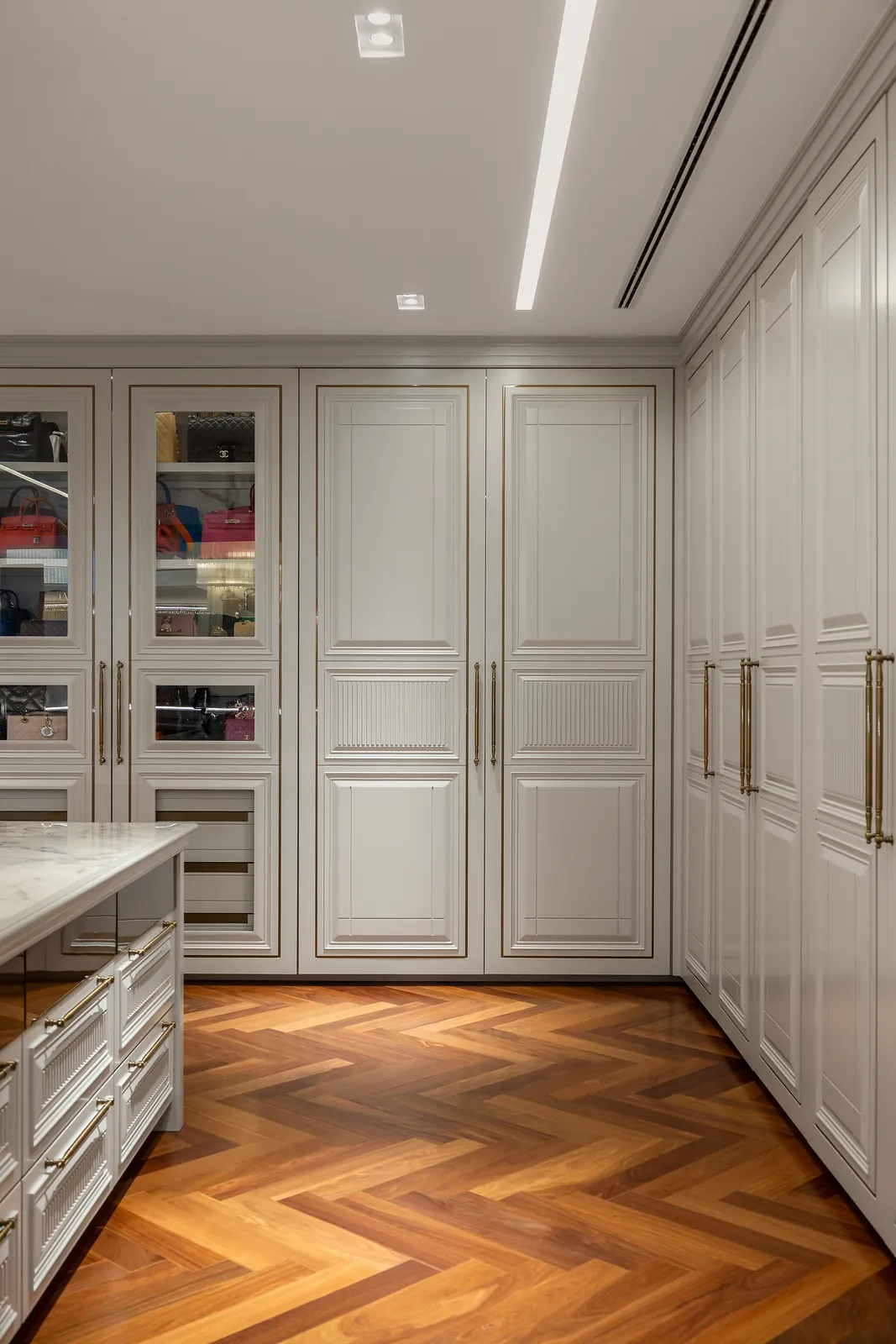 Closet master com armários brancos e ilha central — Residência Hectares, Dourados