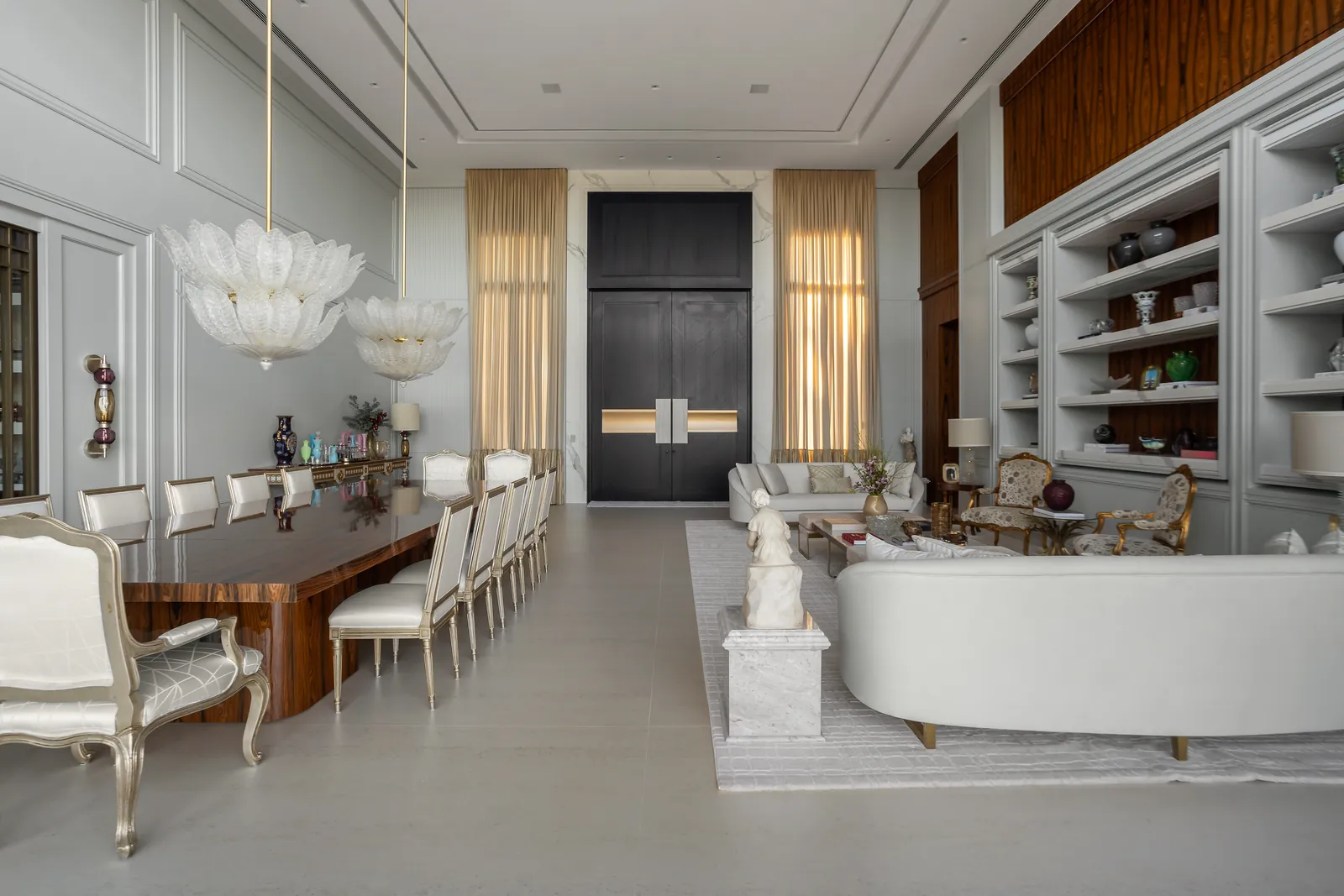 Living e sala de jantar com boiserie e painéis em madeira natural — Residência Hectares