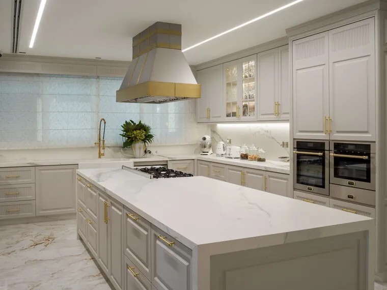 Cozinha laqueada com ilha — Residência Morumbi