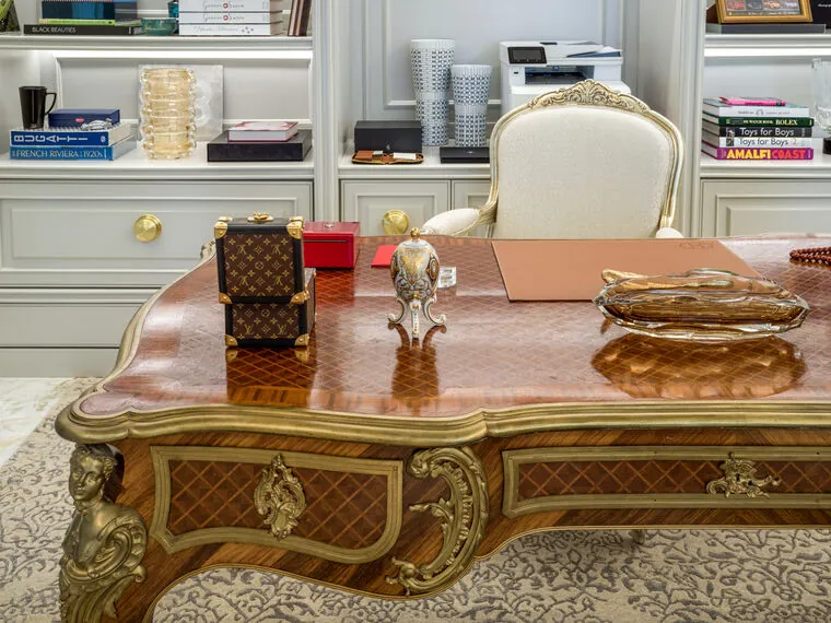 Estantes e armários embutidos do escritório, com a mesa de trabalho em primeiro plano
