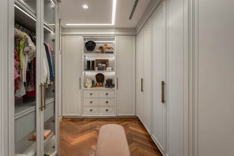 Closet com gaveteiro e nichos iluminados
