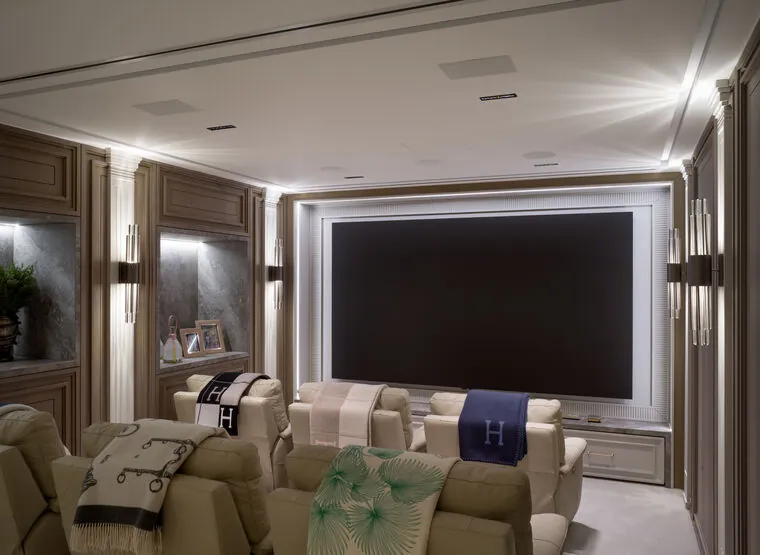 Home theater com painel de marcenaria — Residência Morumbi